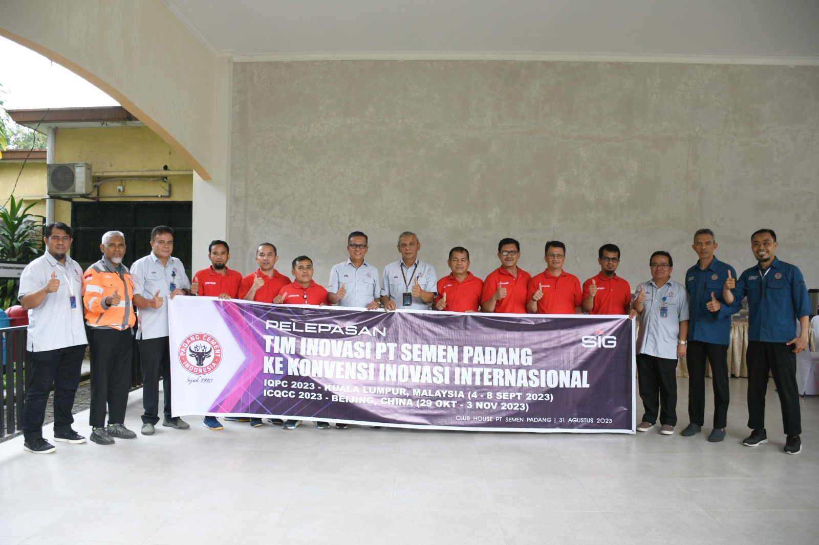 Tim Bonus Liner dan Tim Bridge berfoto bersama Dirut PT. Semen Padang Asri Mukhtar Dt Tumangguang Basa dan Direktur Operasional Indrieffouny Indra